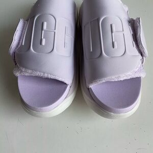 Cute comfy Ugg sliders!